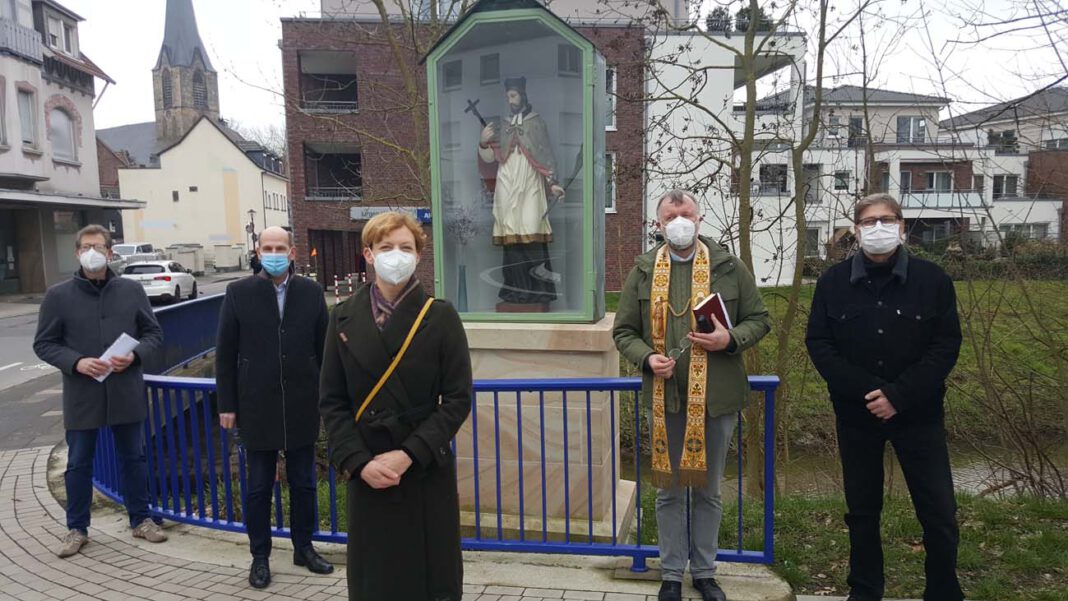 Nepomuk Freuen sich über Nepomuks Rückkehr (von links): Ralf Bülte, Martin Abdinghoff, Dr. Constanze Döhrer, Pfarrdechant Jürgen Schäfer und Rainer Brüschke-Neumann. Foto: Wagner