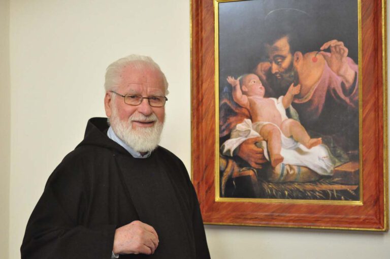 Pater Tobias Link neben einem Bild von Joseph, dem Nährvater Jesu, in der Klosterkirche. Der Geburtstag des Paters fällt in den März, den Josephsmonat. Foto: Schwarze