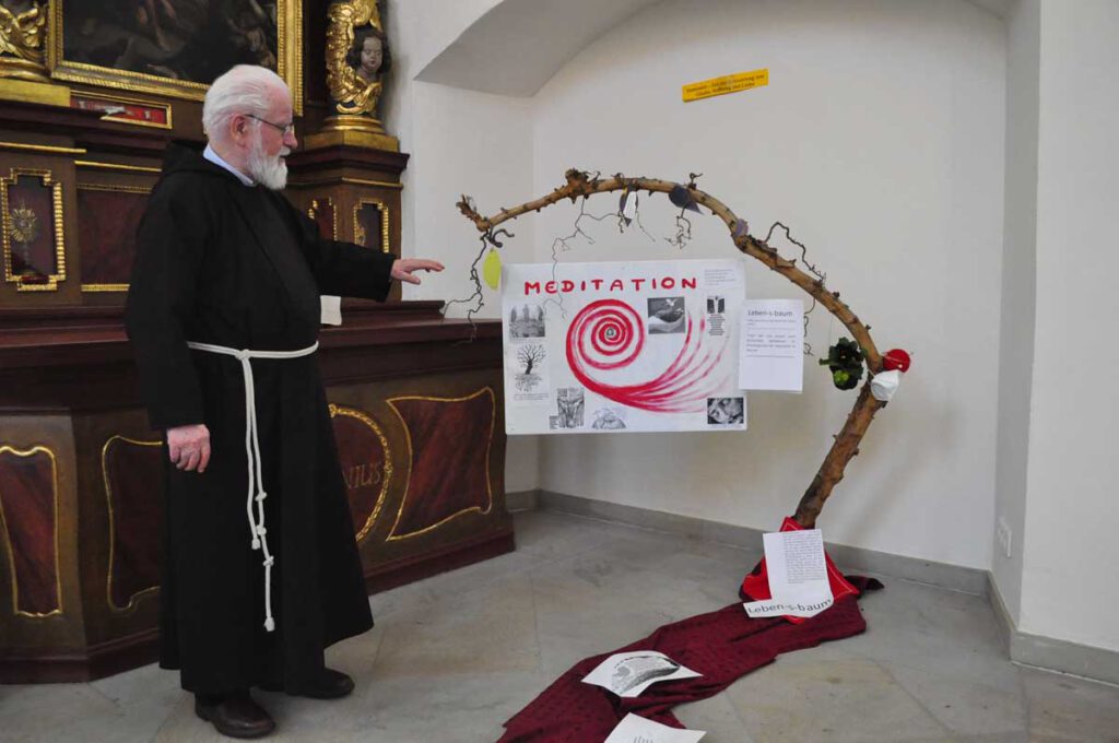 Ein toter Ast von einem noch blühenden Apfelbaum aus dem Klostergarten inspirierte Pater Tobias Link zu dieser österlichen Meditationsinstallation in der Klosterkirche. Foto: Schwarze