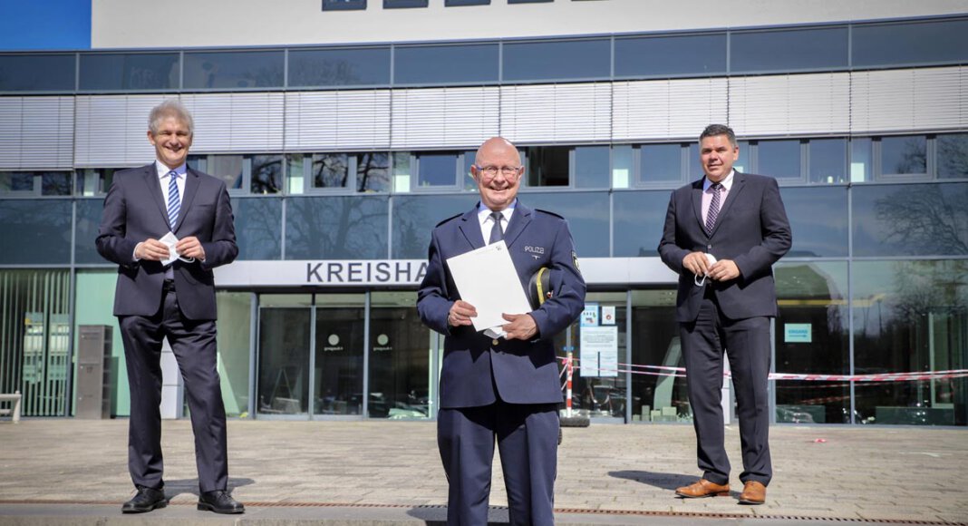 Landrat Mario Löhr (rechts) und sein Vorgänger Michael Makiolla (links) verabschiedeten Peter Schwab. Foto: Kreispolizeibehörde Unna