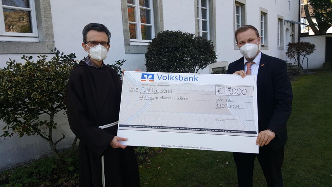Spende Kloster Pater Romuald nahm den Spendenscheck aus den Händen von Volksbank-Sprecher Philipp Gärtner entgegen. Foto: Wagner