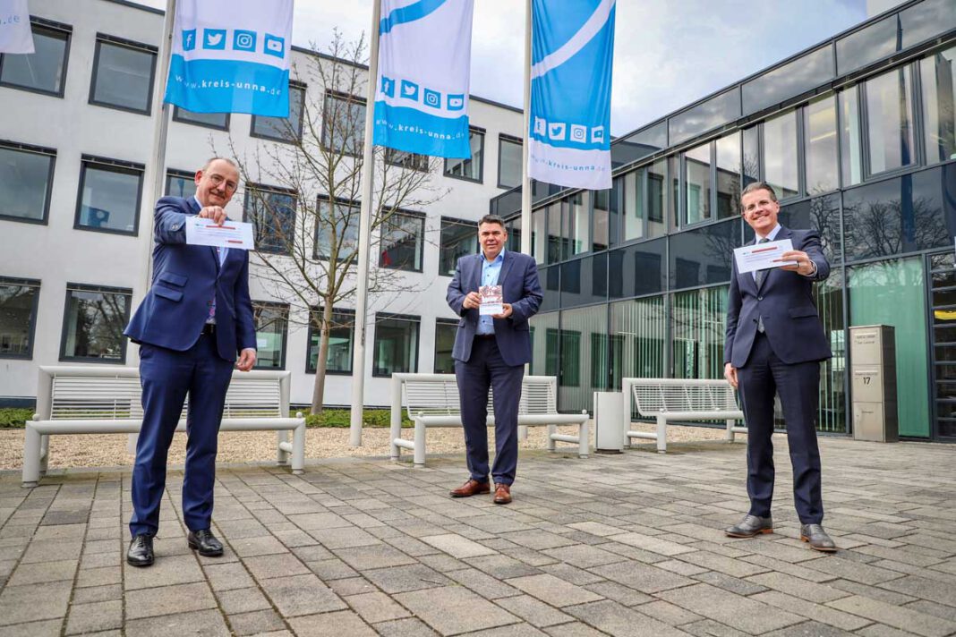 VorstellungGeldübergabeumschlag Klaus Moßmeier (Sparkasse Unna-Kamen, l.), Landrat und Behördenleiter Mario Löhr (M.), Lars Kessebrock (Volksbank Schwerte) stellten die gemeinsame Aktion zum Schutz von Senioren vor. Foto: Kreispolizeibehörde Unna