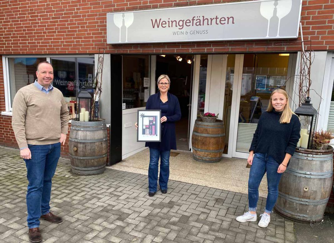 Weingefährten Freuen sich über die Publikation des Corporate Design im Fachmagazin (von links): Frank Bispinghoff, Ariane Tamm und Pauline Schulte („Weingefährten