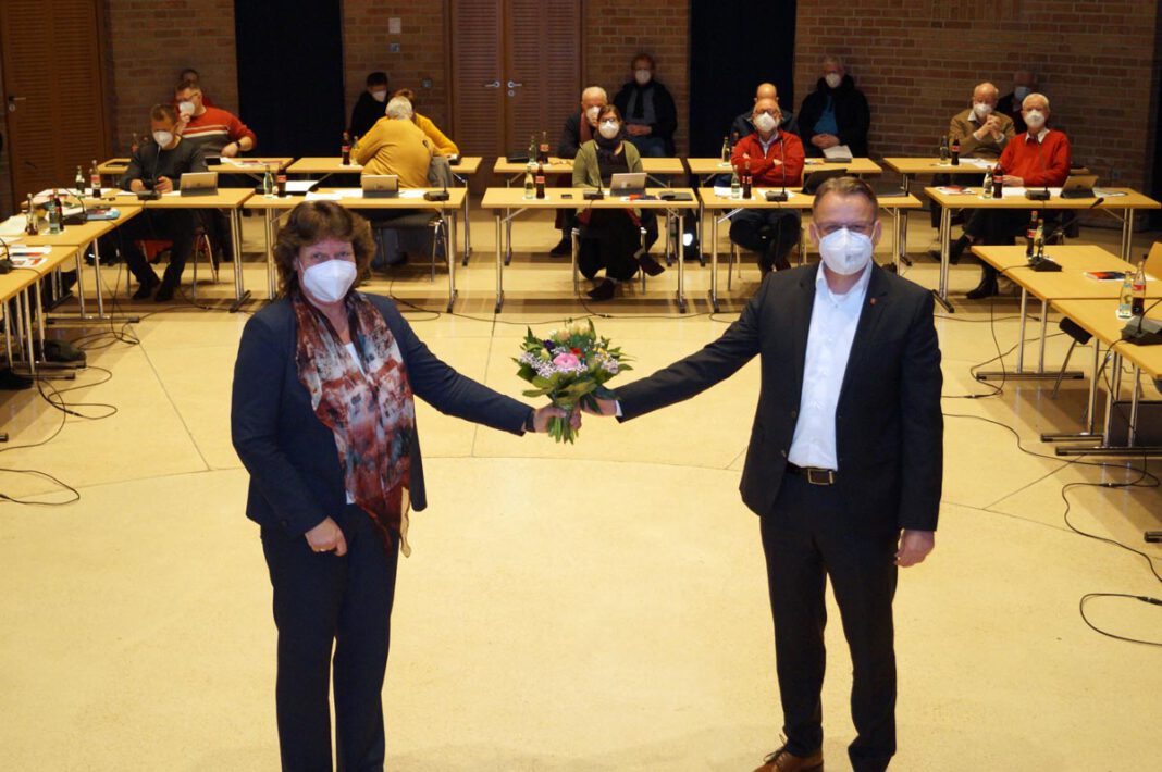 Wiederwahl Sylvia Engemann Bürgermeister Thomas Orlowski gratuliert Sylvia Engemann zur erneuten Wiederwahl als Beigeordnete der Stadt Selm. Foto: M. Woesmann / Stadt Selm