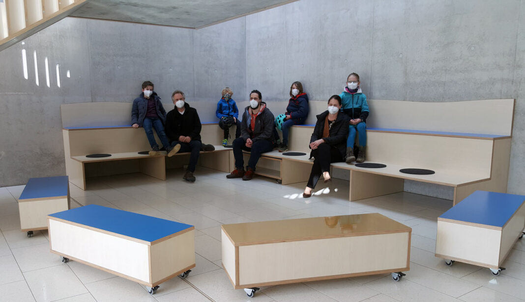 Wiehagenschule_Förderverein Der Vorstand des Wiehagenschule-Fördervereins (unten von links) Heiko Lexius, Till Garvert und Barbara Lindenblatt präsentieren mit Laurin (oben v.l.), Theo, Jona und Greta die vielseitig einsetzbare Holztribüne im Foyer der Grundschule. Foto: Wagner