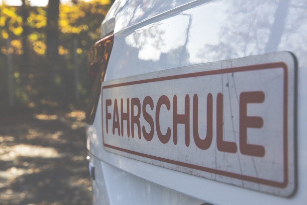 driving-school-1819155_1280 Zurückgegangen ist die Zahl der Fahrschulen im Kreis Unna. Lag sie 2019 noch bei 52, gab es Ende 2020 nur noch 49 Fahrschulen. Symbolfoto: pixabay