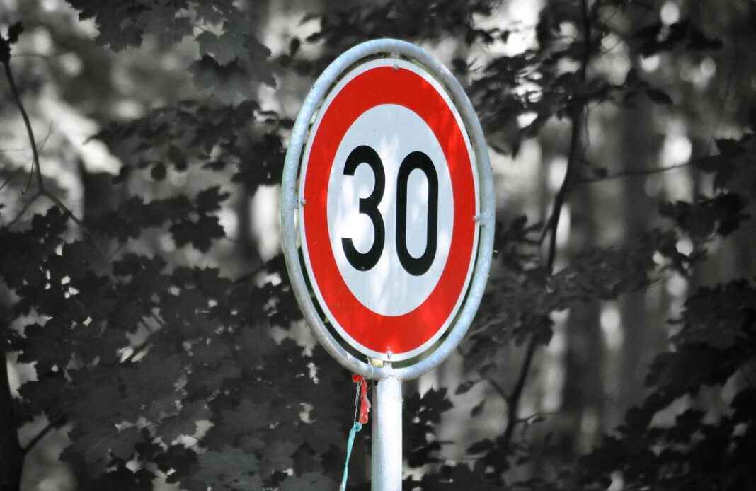 zone-30-3421625_1280 Nachdem der Hersteller die Straßenverkehrsbehörde über mögliche Messungenauigkeiten beim