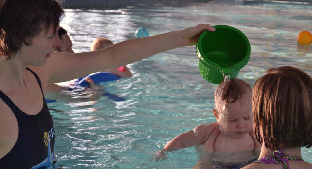 Auch die TV-Wasserfreunde, hier mit der ehemaligen Vorsitzenden Kerstin Obrikat beim Babyschwimmen, möchte wieder Kurse anbieten. Archivfoto: Wagner