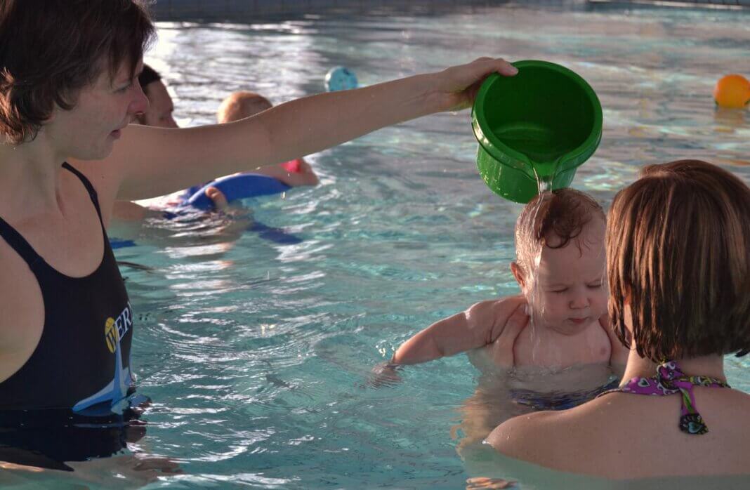 1502 babyschwimmen1 Auch die TV-Wasserfreunde, hier mit der ehemaligen Vorsitzenden Kerstin Obrikat beim Babyschwimmen, möchte wieder Kurse anbieten. Archivfoto: Wagner