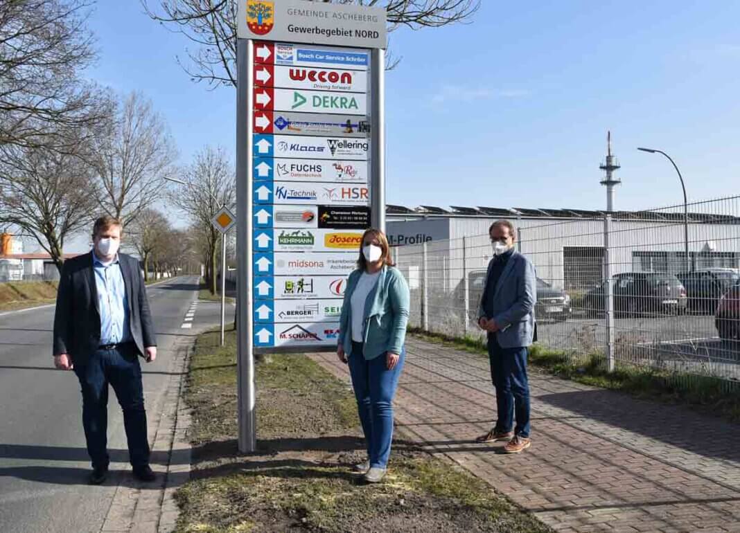 2021 02 26 Gewerbeleitsystem fertig Bürgermeister Thomas Stohldreier (l.) freute sich mit den Wirtschaftsförderern Simone Böhnisch und Helmut Sunderhaus über die professionelle, neue Beschilderung im Gewerbegebiet Nord. Foto: Gemeinde Ascheberg