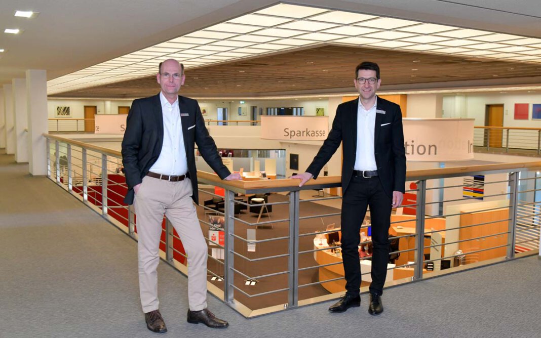 2021-03-29 Vorstand Sparkasse -1 Die Vorstände der Sparkasse an der Lippe: Heiko Rautert (rechts) und Martin Abdinghoff. Foto: Sparkasse