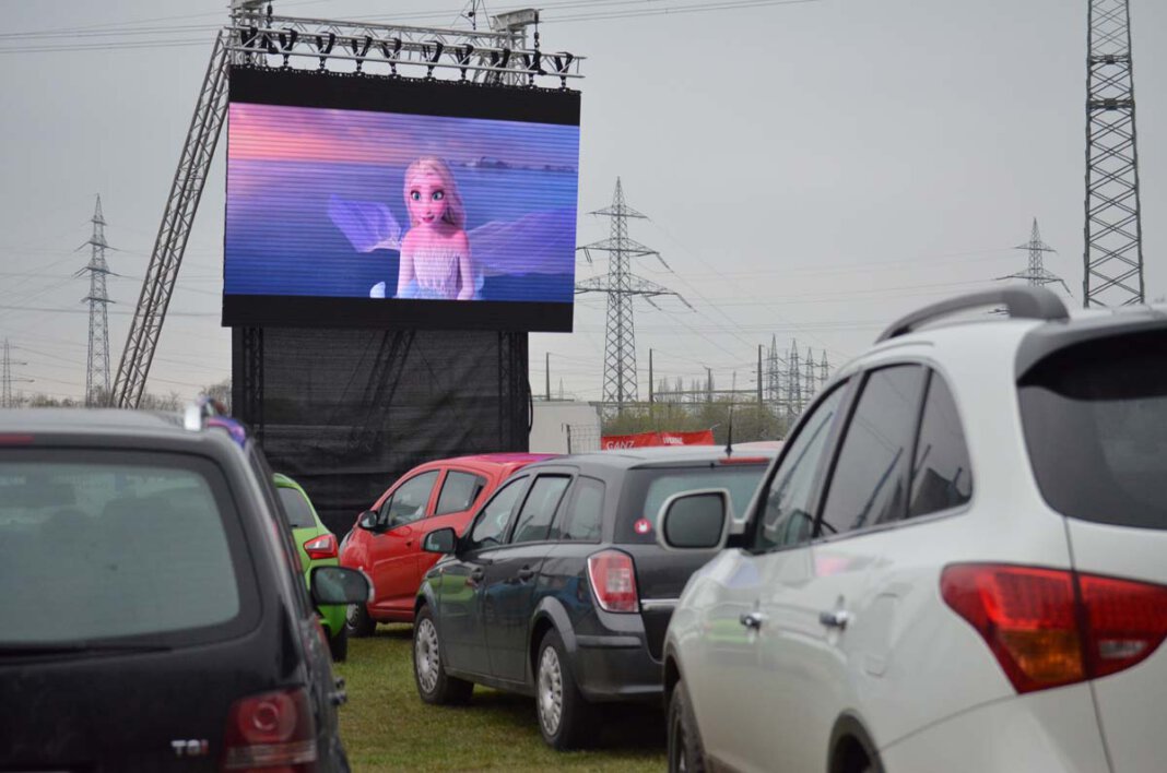 Autokino3 Für die ganze Familie: „Frozen 2“, „Aladdin“ und „König der Löwen“ wählten die Kinder und Eltern der zugehörigen Jugendzentren im Vorfeld für das Autokino aus. Foto: Alexandra Prokofev