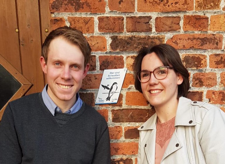 Landwirt Benedikt Fleige und Freundin Luisa freuen sich über die Ankunft der Schwalben. Sie bringen viel Glück auf den Hof und kündigen den Sommer an. Foto: Privat