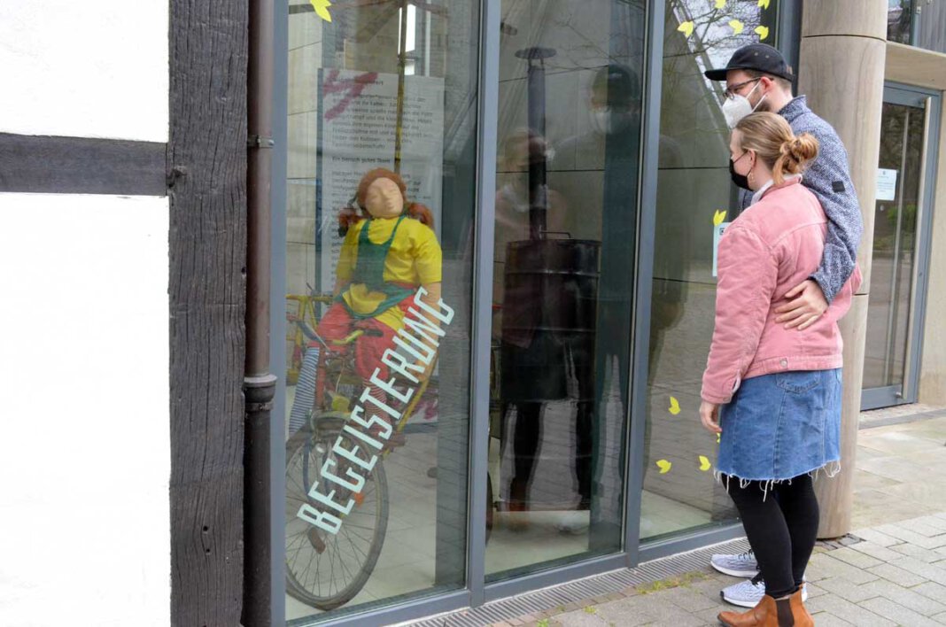 Bühne_Ausstellung Museum 1 Vivian Zurstraßen und Pascal Talaga von der Freilichtbühne bestaunen zum ersten Mal die fertigen Schaufenster. Foto: Alexandra Prokofev