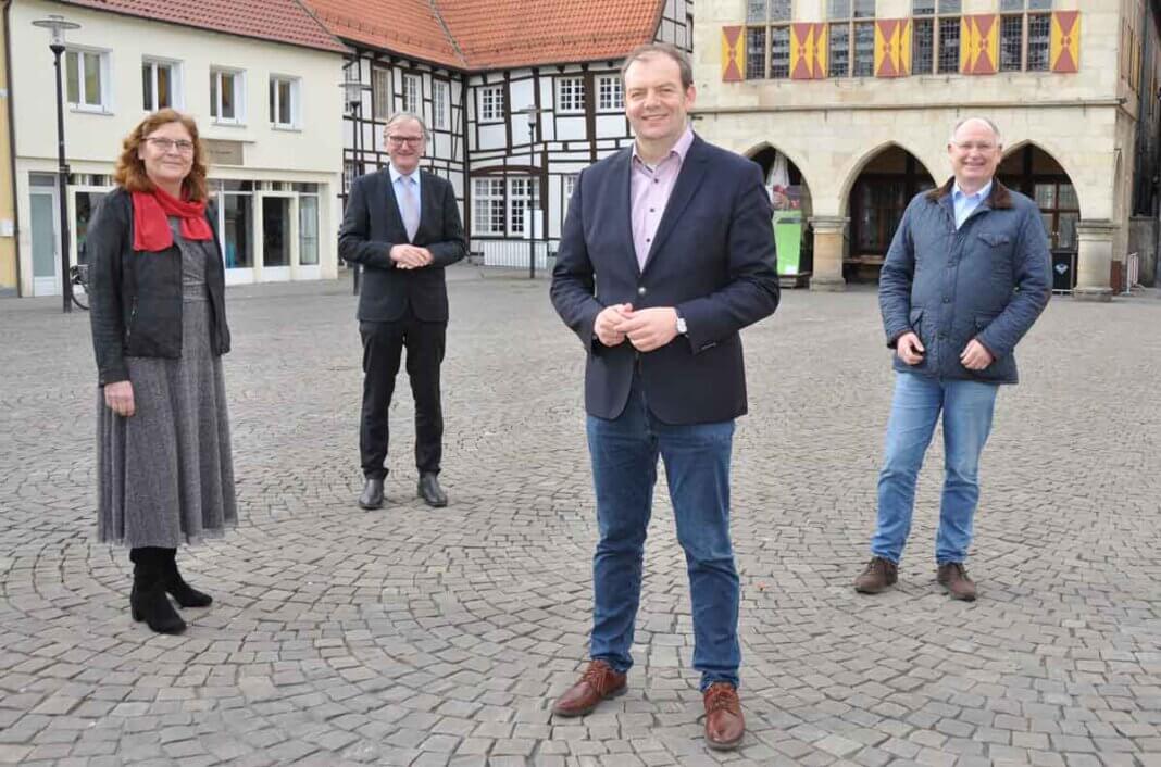 CDU Hilwig Unterstützen die Kandidatur des Hammer CDU-Kreisvorsitzenden Arnd Hilwig (im Bild vorn) zur Bundestagswahl im Wahlkreis Hamm – Unna II: Die Vorsitzenden der CDU-Stadtverbände (von links) Lünen Annette Droege-Middel, Selm Michael Zolda und Werne Wilhelm Jasperneite. Foto: CDU Hamm, Thies