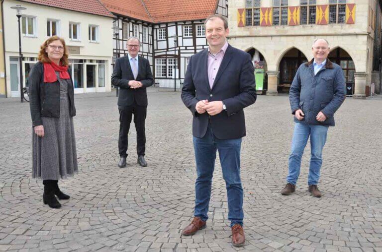 Unterstützen die Kandidatur des Hammer CDU-Kreisvorsitzenden Arnd Hilwig (im Bild vorn) zur Bundestagswahl im Wahlkreis Hamm – Unna II: Die Vorsitzenden der CDU-Stadtverbände (von links) Lünen Annette Droege-Middel, Selm Michael Zolda und Werne Wilhelm Jasperneite. Foto: CDU Hamm, Thies