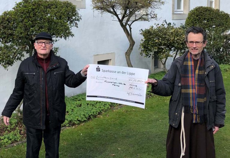 Ulf Doppelfeld (l.) überreichte Pater Romuald die große Einzelspende. Foto: Jäger