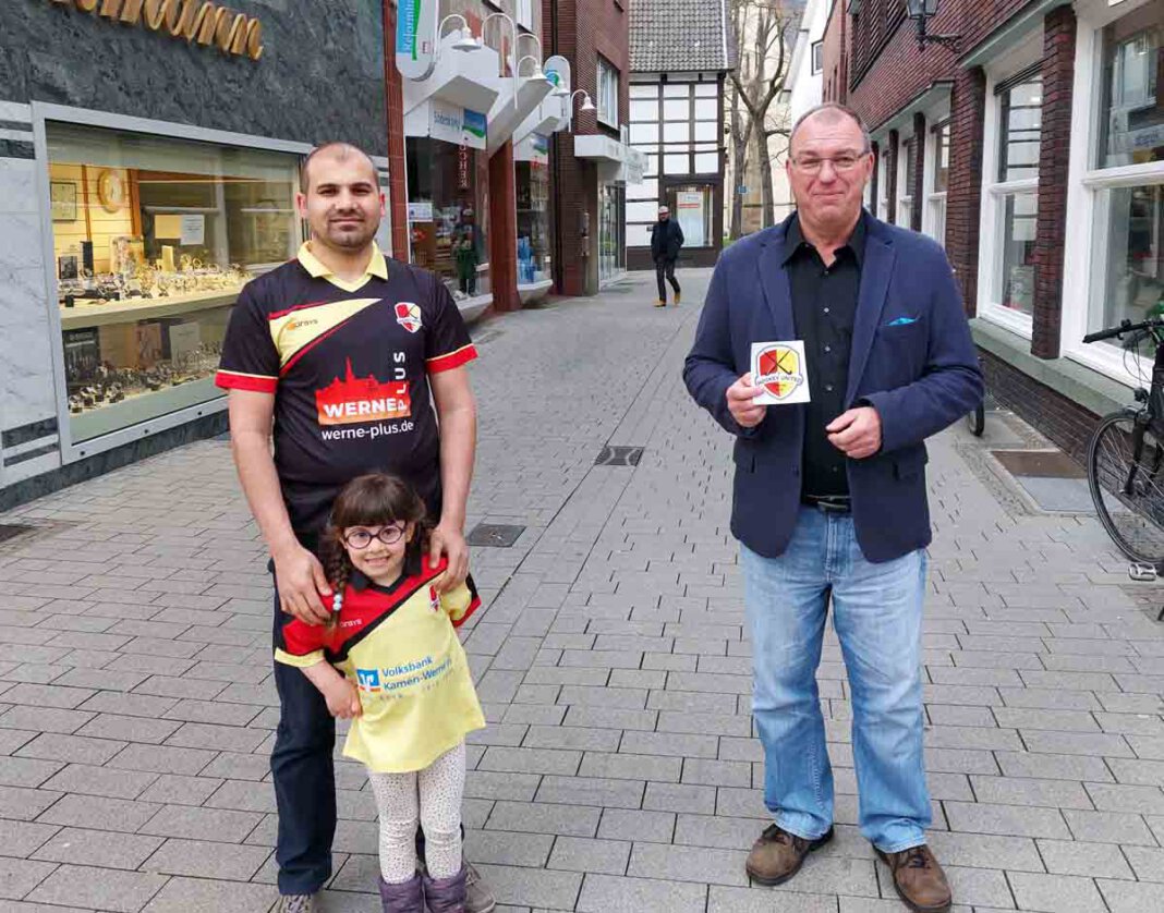 FDP_Hockey United United-Spieler Salim und Tochter Eslem dankten Artur Reichert von der FDP für die finanzielle Unterstützung der Integrationsarbeit. Foto: Wagner