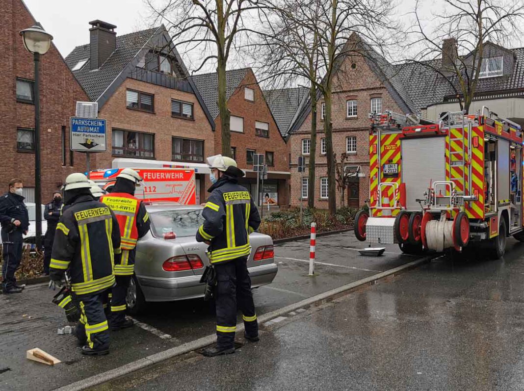 Feuerwehr_Junge Pkw Ein Kleinkind befand sich in dem verschlossenem Fahrzeug. Der Schlüssel steckte innen. Die Einsatzkräfte schlugen schließlich die Seitenscheibe ein. Foto: Feuerwehr Werne