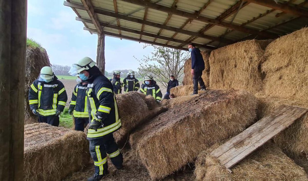 Feuerwehr_Strohballen1 Ein Junge war unter schweren Heuballen eingeklemmt. Die Feuerwehr konnte das Kind befreien. Foto: Feuerwehr Werne