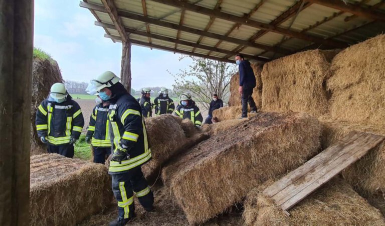 Ein Junge war unter schweren Heuballen eingeklemmt. Die Feuerwehr konnte das Kind befreien. Foto: Feuerwehr Werne