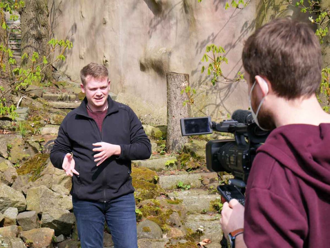 Freilichtbühne_Ausstellung 2 Marvin Müller, der in der Shrek-Aufführung mitgewirkt hat, erzählt in einem Videoclip über die Freilichtbühne Werne. Foto: Gaby Brüggemann