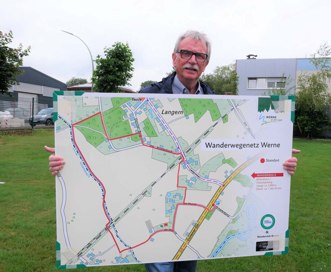 Gisbert Bensch Gisbert Bensch, der im vergangenen Sommer neun Wanderrundwege ausgezeichnet hatte, ärgert sich, dass die Hinweisschilder im Stadtwald abgerissen wurden. Archivfoto: Gaby Brüggemann