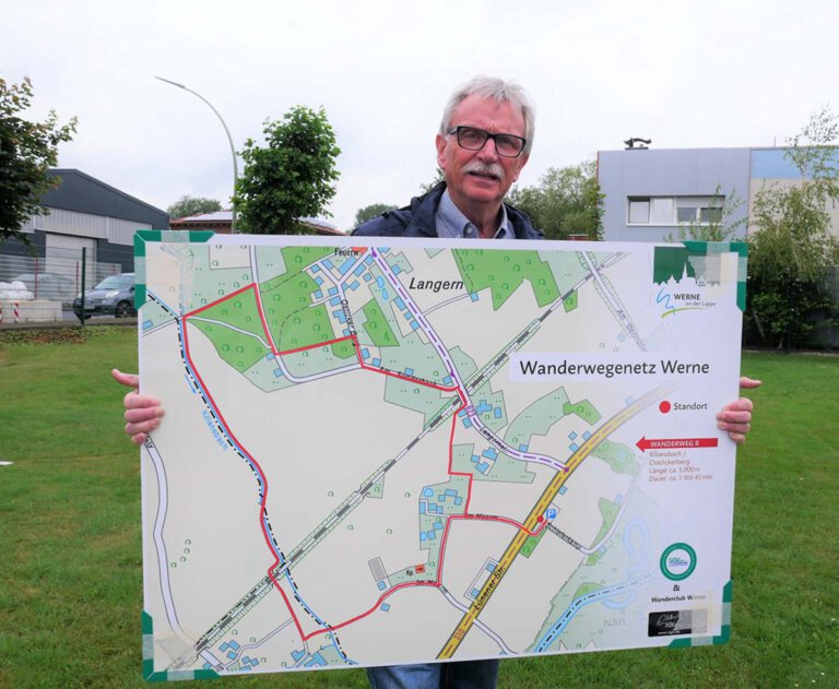 Gisbert Bensch, der im vergangenen Sommer neun Wanderrundwege ausgezeichnet hatte, ärgert sich, dass die Hinweisschilder im Stadtwald abgerissen wurden. Archivfoto: Gaby Brüggemann