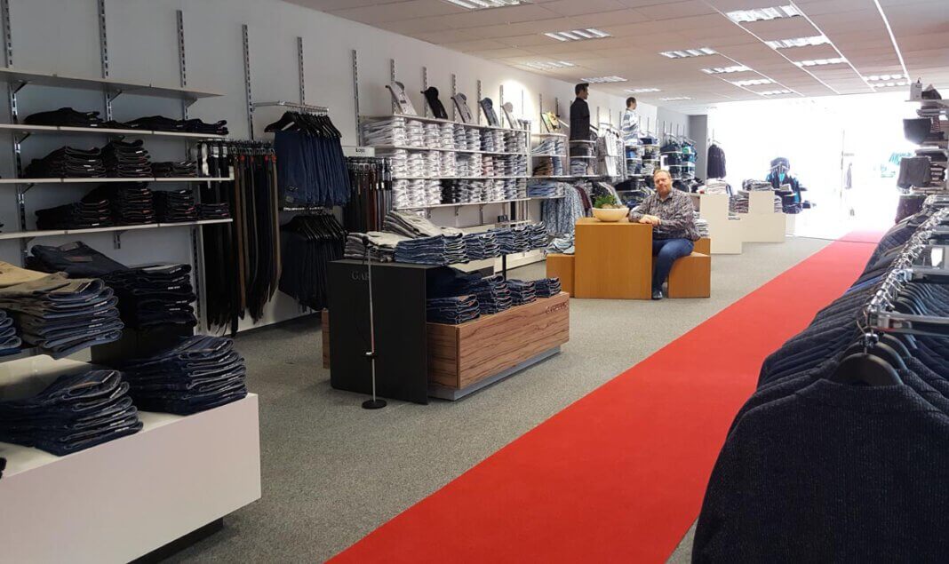 Herrenmoden Schmersträter Der Umzug von Herrenmoden Schmersträter in die ehemalige WA-Redaktion am Markt 7 ist vollzogen. Nun wartet Inhaber Christof Schmersträter sehnsüchtig auf die Rückkehr seiner Kunden. Foto: Wagner