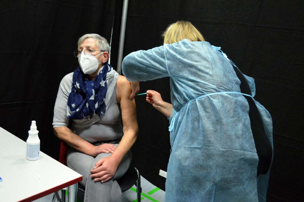 Impf-Aktion Verlosung Conny Gebhardt hatte Glück bei der Auslosung und erhielt ihr erste Impfung am vergangenen Samstag in der Linderthalle. Foto: Alexandra Prokofev