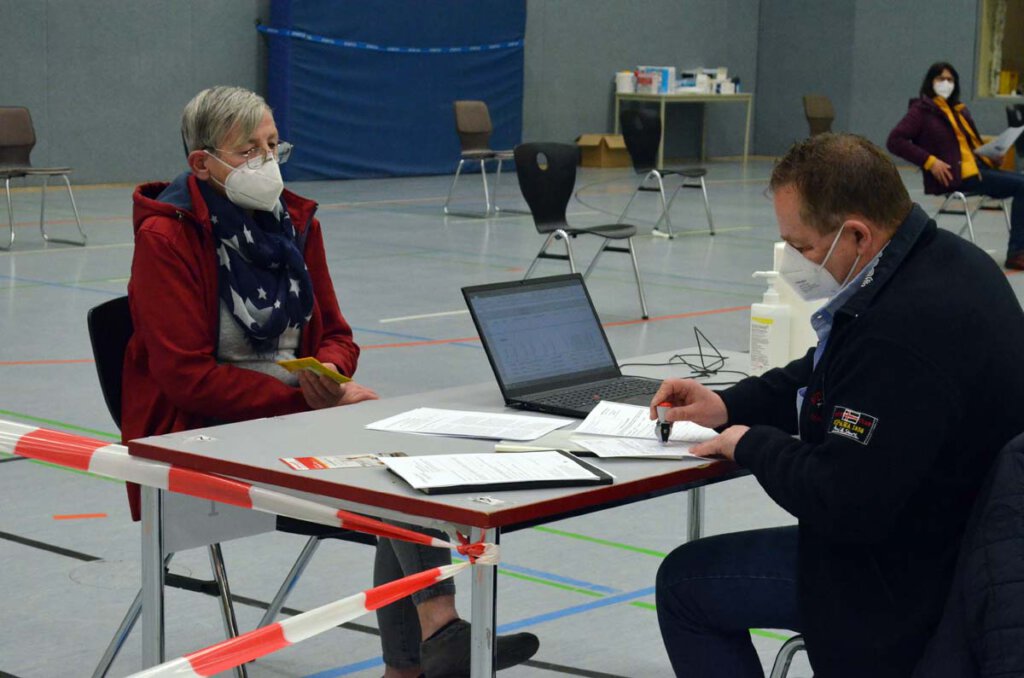 Formalitäten mussten vor der Impfung auch erledigt werden. Foto: Alexandra Prokofev