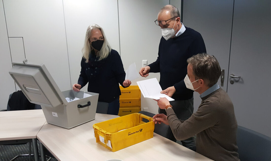 Impftermin_Verlosung Die Verlosung der Impftermine fand am Dienstagnachmittag unter notarieller Aufsicht im Stadthaus statt. Das Foto zeigt (von links) Martina Eden-Hetberg, Christoph Stiens und Alexander Ruhe. Foto: Wagner