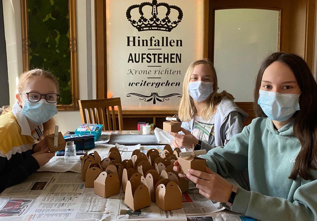 Kerzen_Kloster Sophie (links), Greta und Sarah (rechts) gehören der fünfköpfigen Gruppe an, die für das Kloster sammeln. Foto: Privat