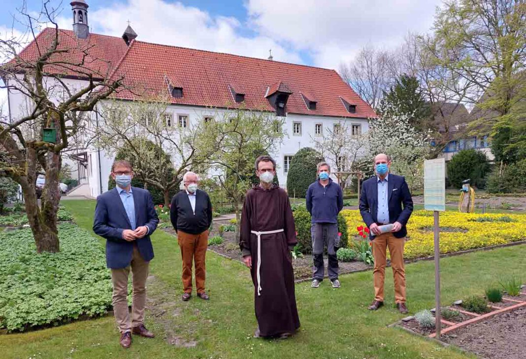 Kloster_Spende Sparkasse Spendenzusage der Sparkassenstiftung für das Kapuzinerkloster (von links): Bürgermeister Lothar Christ, Heinz Üttermeier, Pater Romuald, Rainer Steinweg und Martin Abdinghoff (Stiftung der Sparkasse an der Lippe). Foto: Wagner