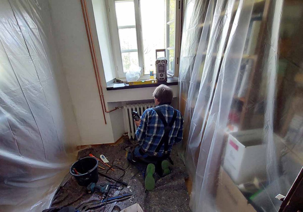 Klaus Lahne von der Firma Steinweg hat im Kloster alle Hände voll zu tun. Die Arbeiten machen aber Fortschritte und sollen in rund vier Wochen abgeschlossen sein. Foto: Wagner