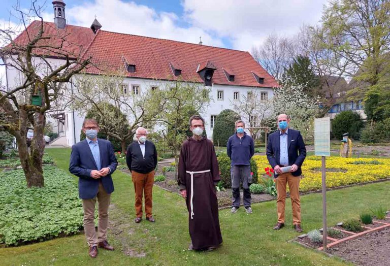 Spendenzusage der Sparkassenstiftung für das Kapuzinerkloster (von links): Bürgermeister Lothar Christ, Heinz Üttermeier, Pater Romuald, Rainer Steinweg und Martin Abdinghoff (Stiftung der Sparkasse an der Lippe). Foto: Wagner