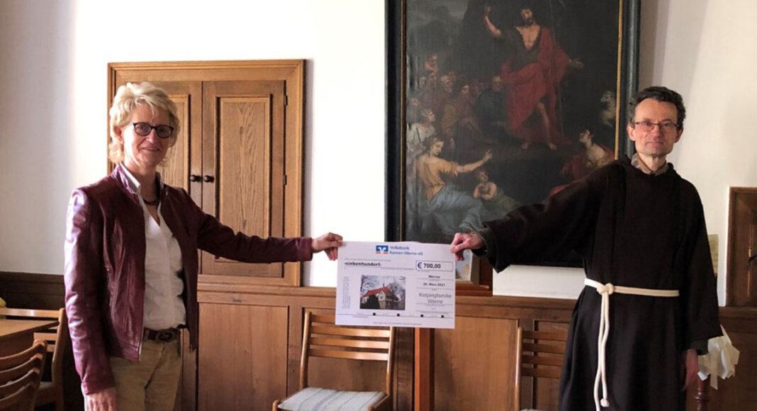 Kolping-Vorsitzende Elisabeth Schwert überreichte Pater Romuald den Spendenscheck. Foto: Benno Jäger