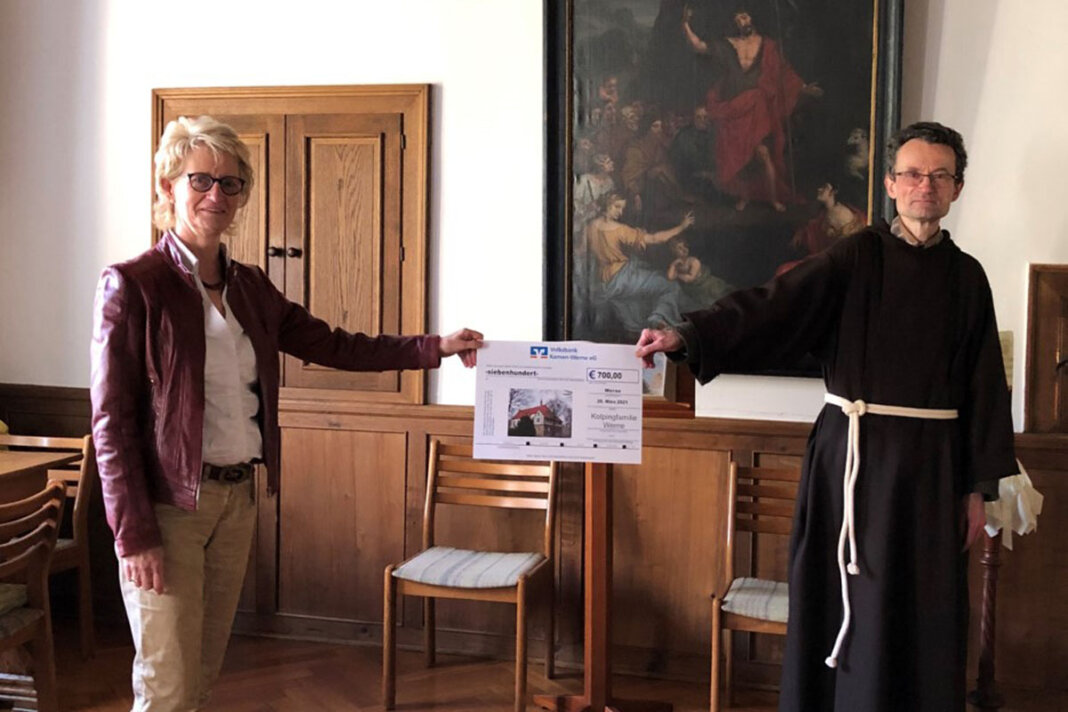 Kolping_Spende Kloster Kolping-Vorsitzende Elisabeth Schwert überreichte Pater Romuald den Spendenscheck. Foto: Benno Jäger
