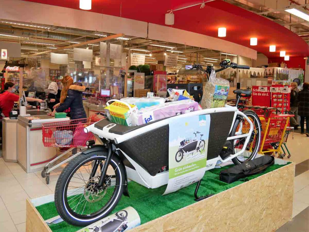 Lastenfahrrad Interessierte können bei Mitarbeitenden von Rewe Symalla nachfragen ob ein E-Lastenrad frei ist. Dann wird ein Mietvertrag ausgefüllt. Foto: Gaby Brüggemann