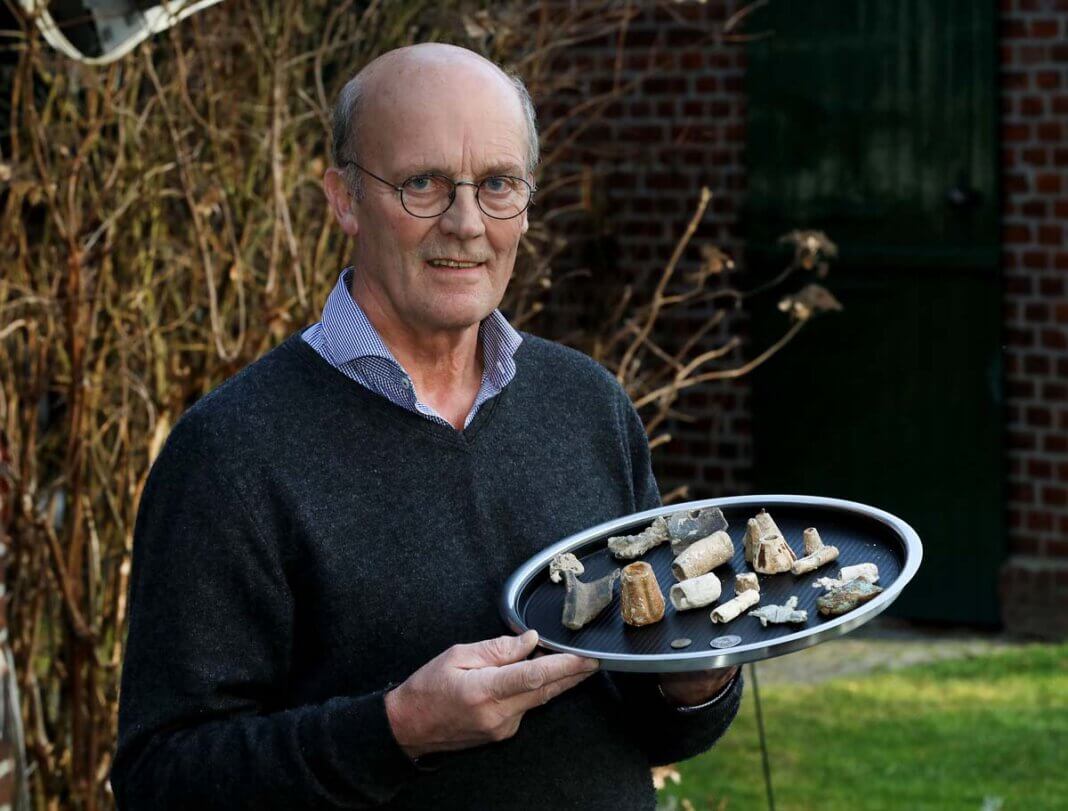 Laurenz_Münzen 2 Gebrauchsstücke und Gießreste aus Blei, Nägel mit Armbrustbolzen aus EIsen und Buntmetall-Emaille-Fibeln (um 1000) kamen dem Sammler Georg Laurenz vor die Metallsonde. Foto: Volkmer
