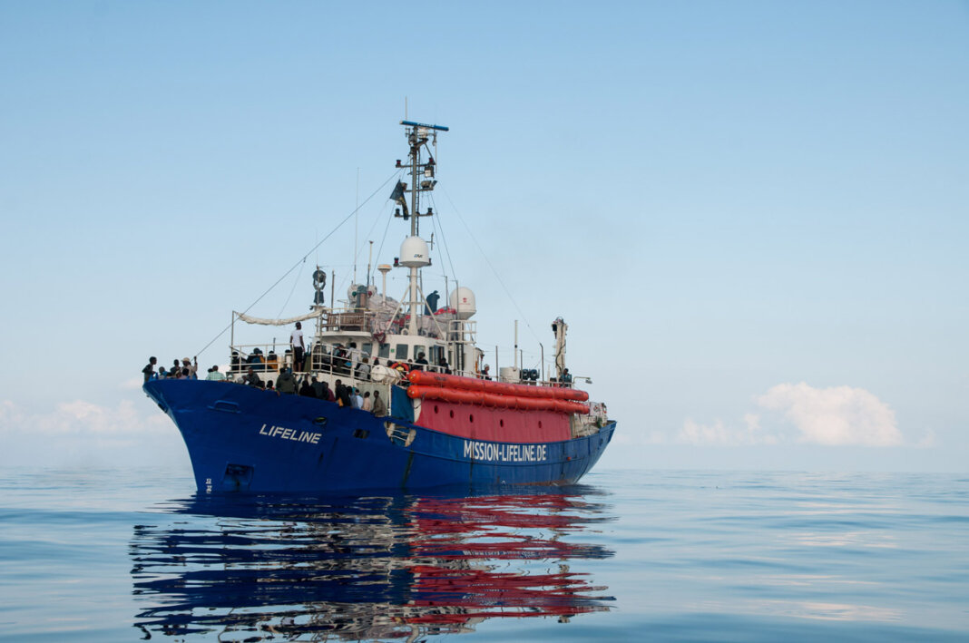 Lifeline_hermine poschmann Eine Menschenkette gegen das Flüchtlingselend im Mittelmeer ist wegen Corona nicht möglich. Alternativ hat das Kommunale Integrationszentrum eine Malaktion ins Leben gerufen. Foto: Hermine Poschmann