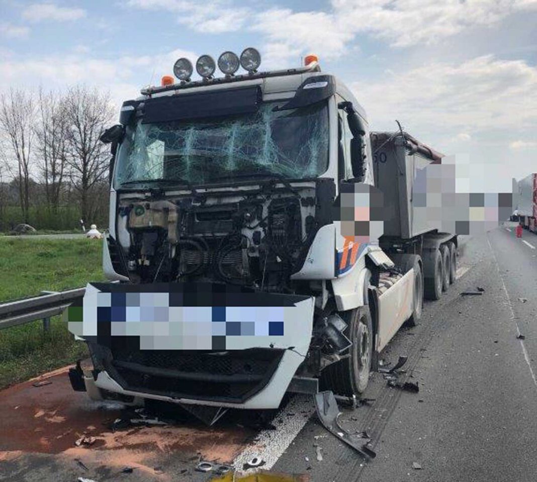 Lkw unfall A1 Gleich zwei Unfälle ereigneten sich am Montag (19. April) auf der A1 bei Werne. Foto: Polizei Münster