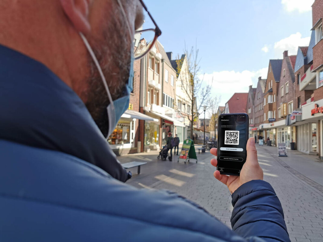 Luca App David Ruschenbaum testet die Luca-App. Auf der Website der Stadt Werne hat der Mitarbeiter von Werne Marketing alle Informationen zusammengestellt. Foto: Werne Marketing