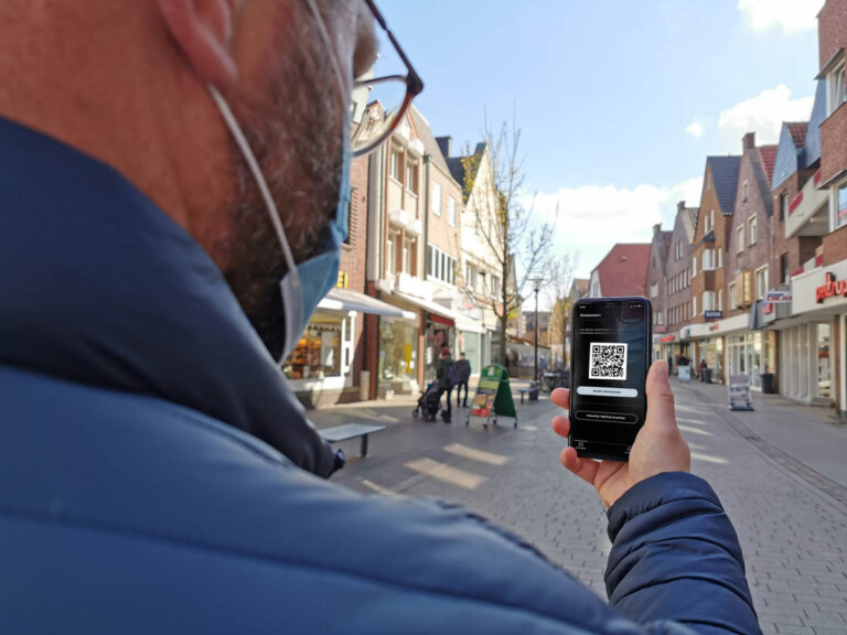 David Ruschenbaum testet die Luca-App. Auf der Website der Stadt Werne hat der Mitarbeiter von Werne Marketing alle Informationen zusammengestellt. Foto: Werne Marketing