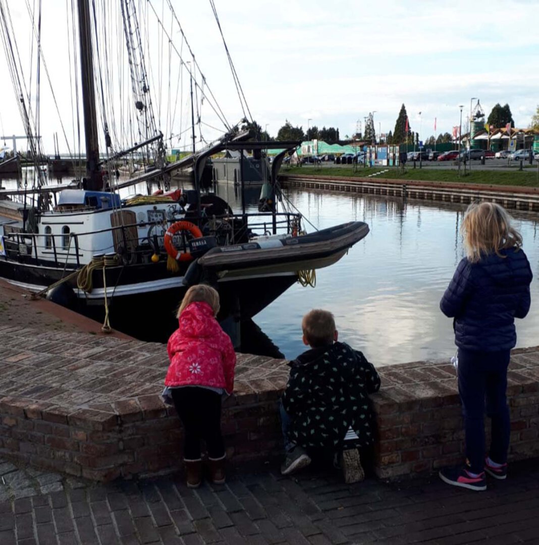Marina_Lockdown Auch die Kinder von Marina Moederzoon freuen sich über die wiedergewonnenen Freiheiten nach den Lockerungen in den Niederlanden. Das Bild zeigt die drei bei einem Ausflug in Harderwijk. Foto: Privat