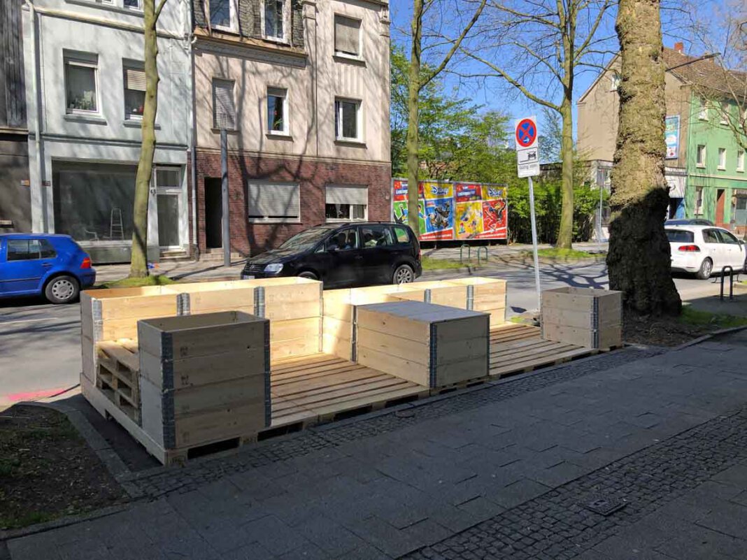 Parklet_Muensterstrasse_27.04.2021 Das Parklet an der Münsterstraße ist fast fertig – es fehlt nur noch die Bepflanzung und ein Anstrich. Foto: Stadt Lünen