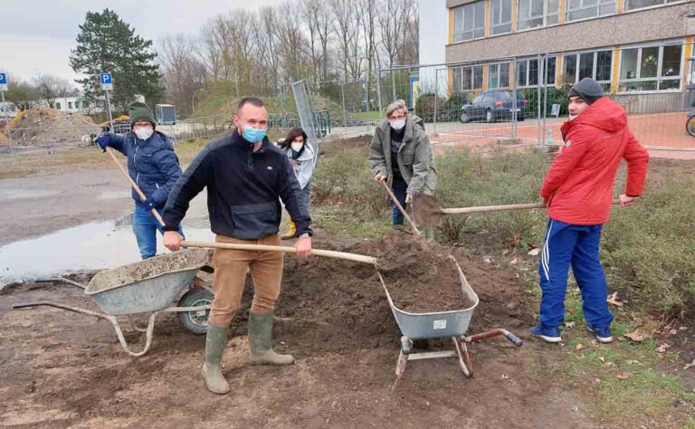 Acht Jugendliche, unterstützt von ihren Familien, packten vor dem Jugendzentrum JuWeL mit an. Foto: Wagner