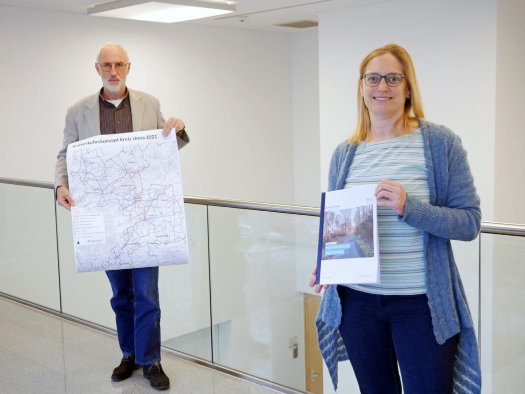 Radverkehr_Kreis Unna Stellten das neue Radverkehrskonzept vor: Der zuständige Dezernent Ludwig Holzbeck und Birgit Heinekamp, Projektkoordinatorin des Kreises Unna. Foto: Anita Lehrke – Kreis Unna