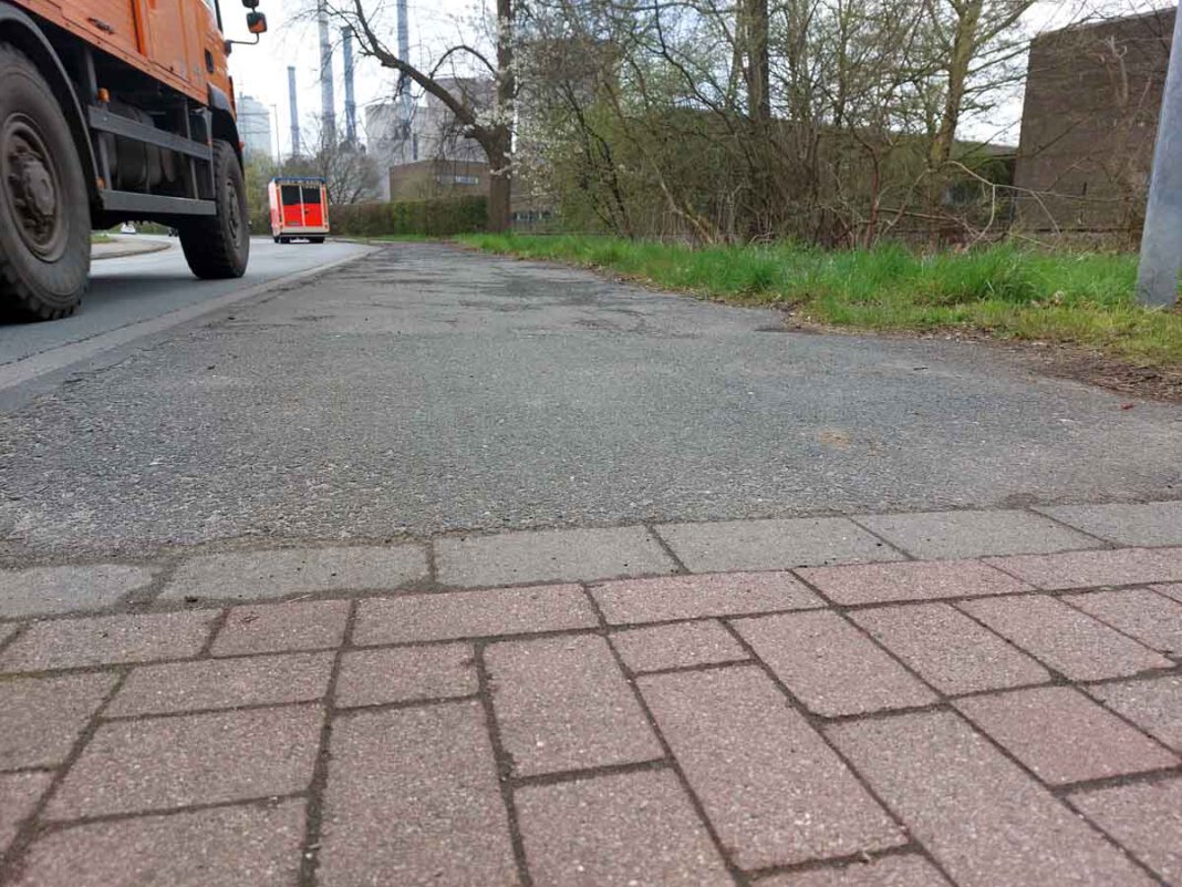 Radweg Hammer Straße 2 Der Radweg an der Hammer Straße in Stockum ist in keinem guten Zustand. Die UWW fordert eine Sanierung. Foto: Wagner