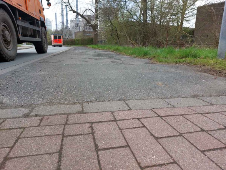 Der Radweg an der Hammer Straße in Stockum ist in keinem guten Zustand. Die UWW fordert eine Sanierung. Foto: Wagner